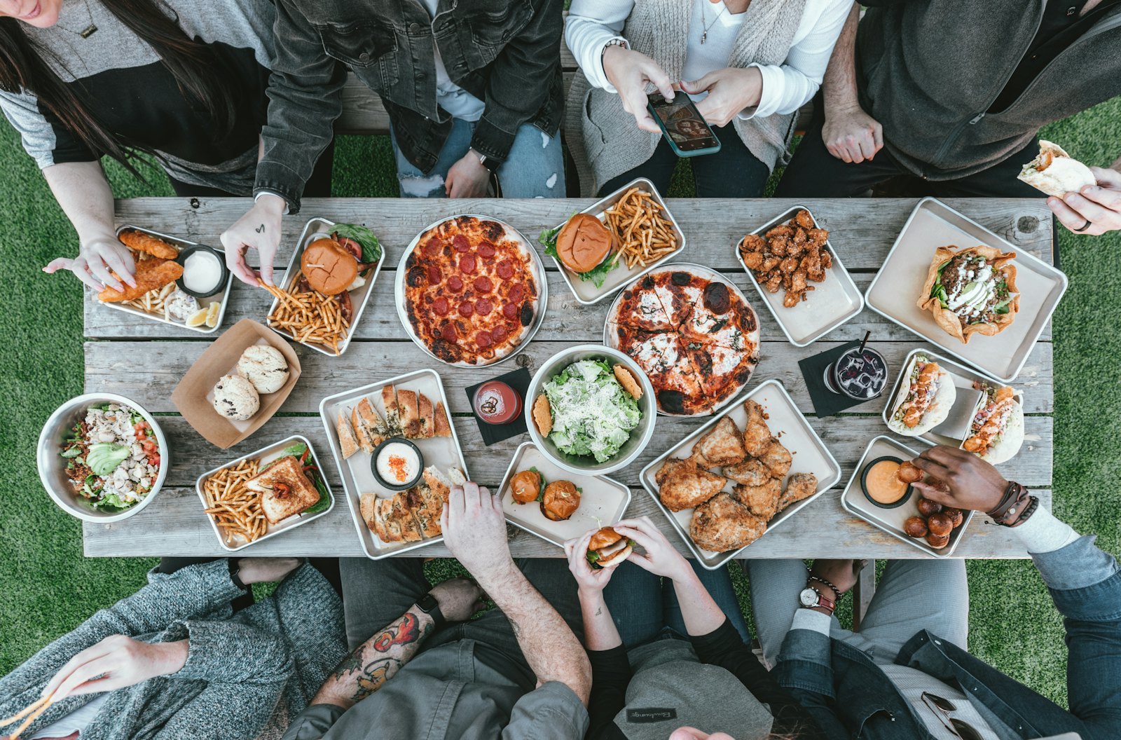 Une équipe qui partage un repas autour d'une table de bureau