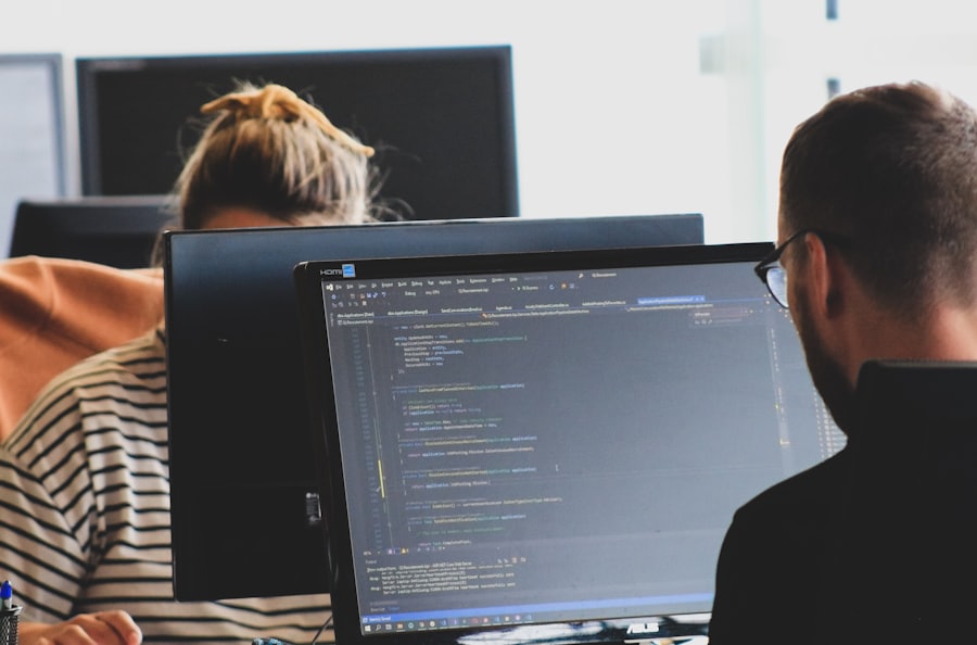 Des ingénieurs au travail devant leurs écrans
