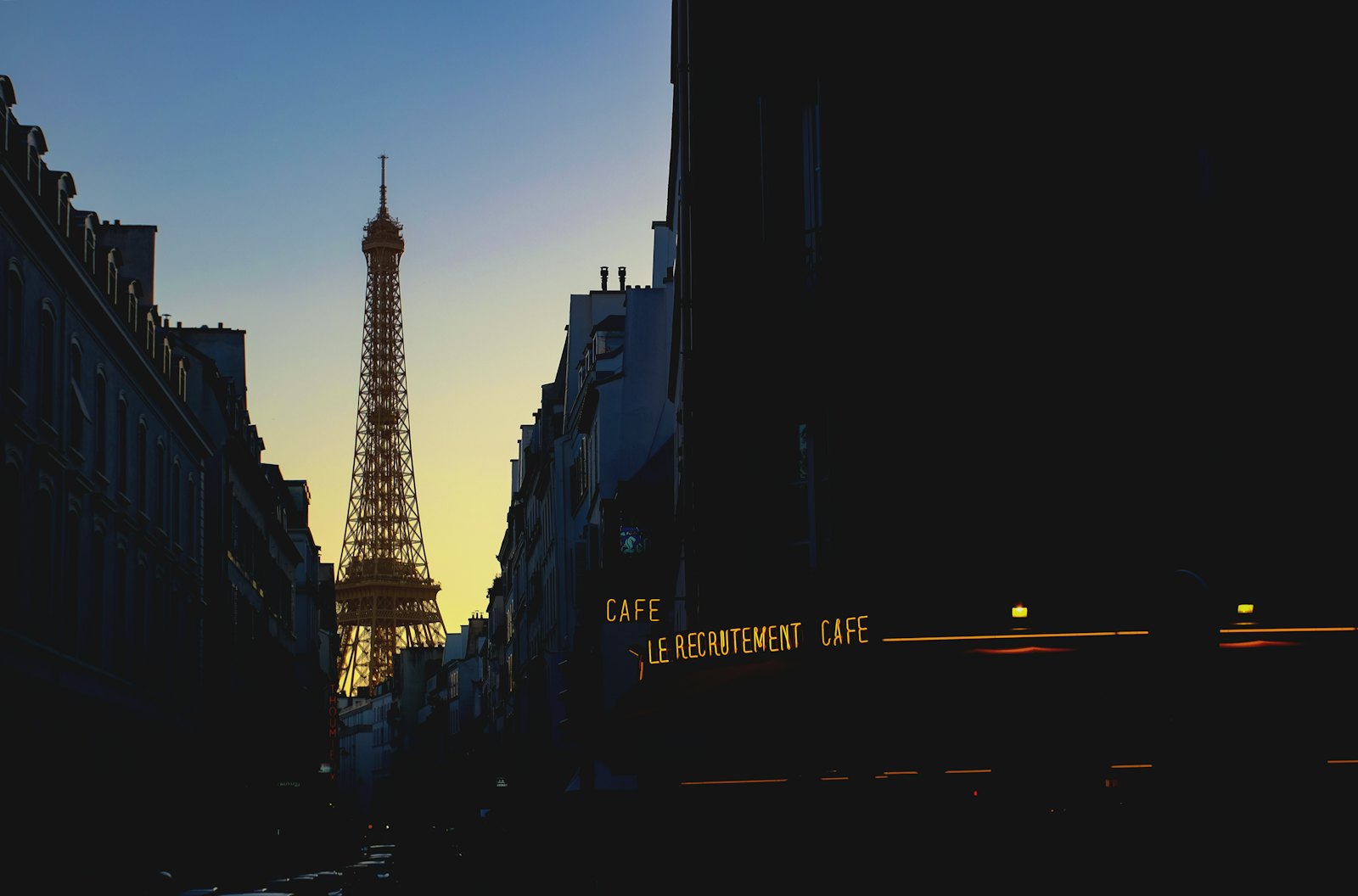 Une rue de la ville illuminée le soir