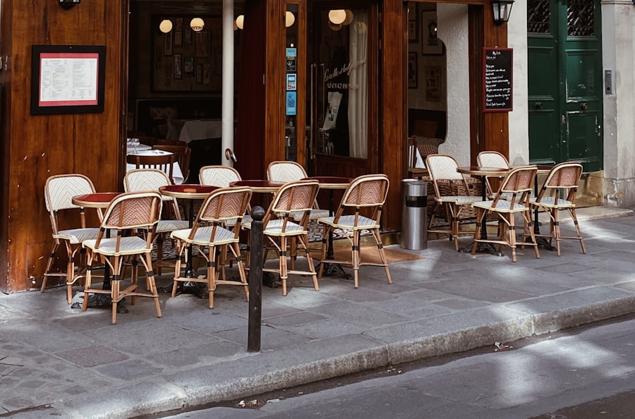 Une terrasse de café qui attend sa livraison