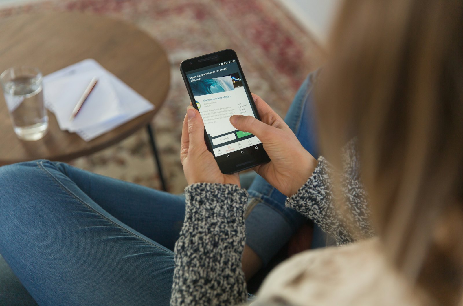 Une personne qui commande un repas sur son smartphone à la maison