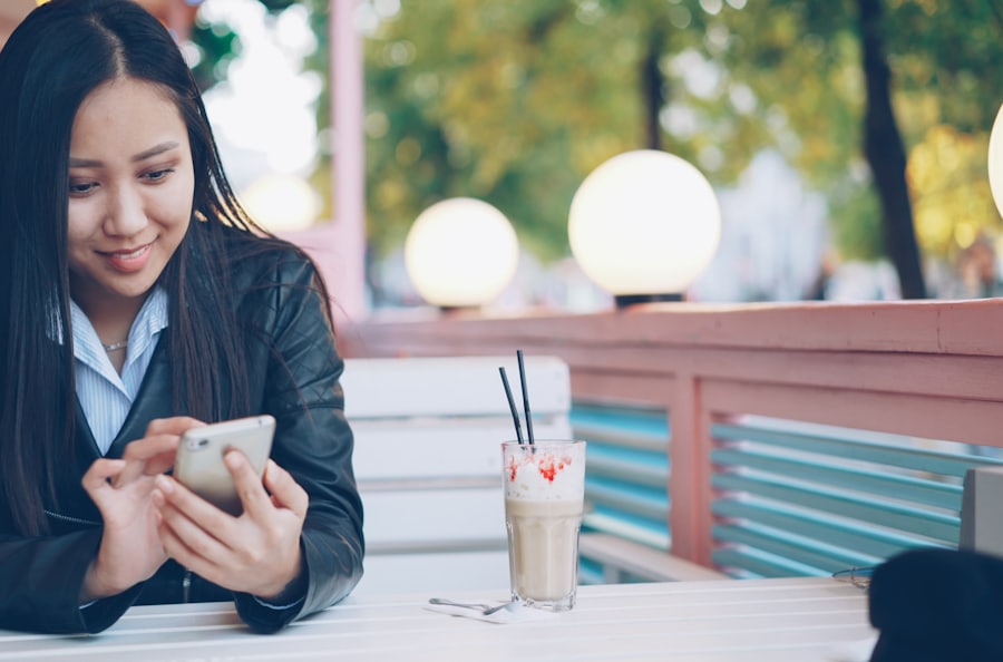Une personne qui cherche des restaurants sur son téléphone